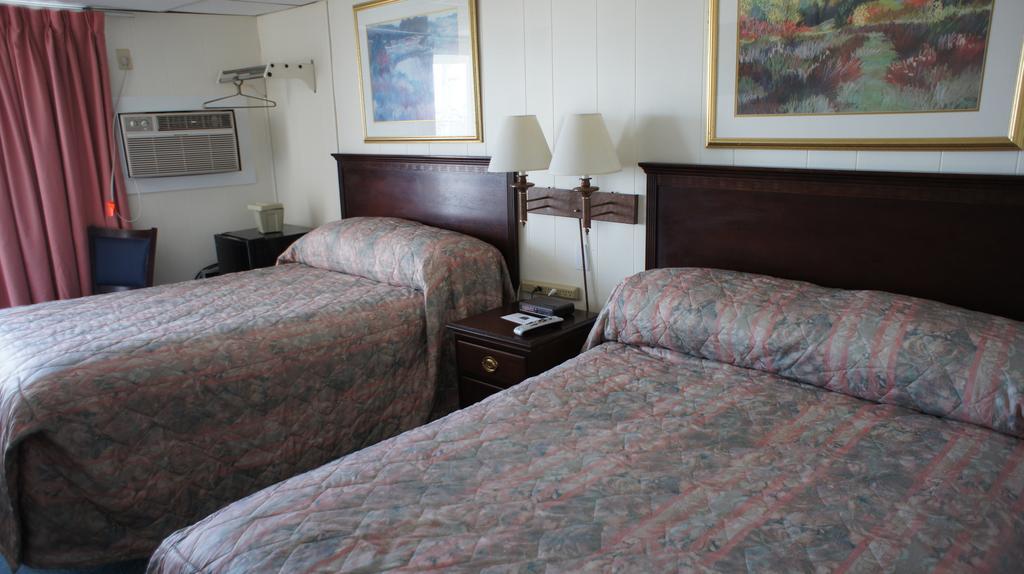 Hillcrest Inn Hampton Room photo