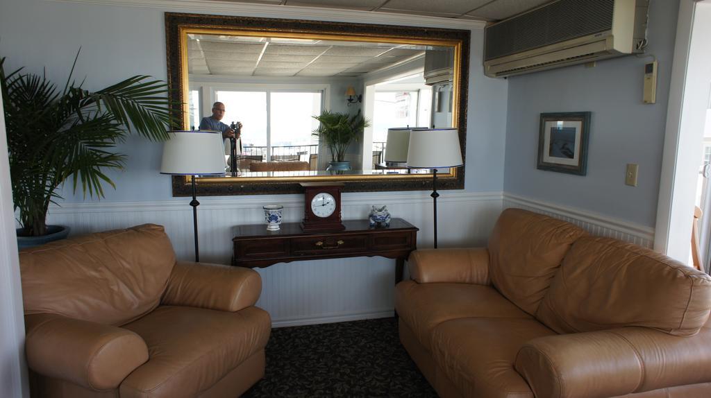 Hillcrest Inn Hampton Room photo